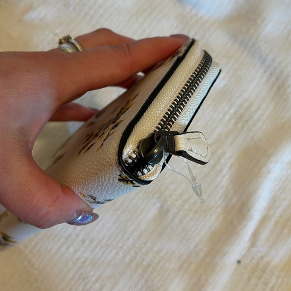 COACH Accordion Zip wallet in prairie print - 59014- NWT - Picture 4 of 8